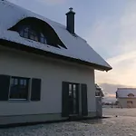 Reetdachhaeuser Am Bakenberg