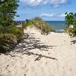 Reetdachhaeuser Am Bakenberg * Дранске