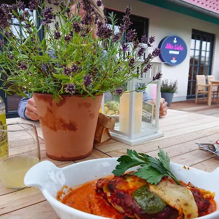 Reetdachhaeuser Am Bakenberg *