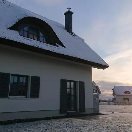 Reetdachhaeuser Am Bakenberg