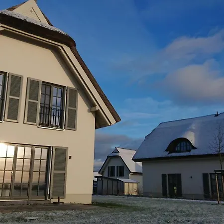 Reetdachhaeuser Am Bakenberg