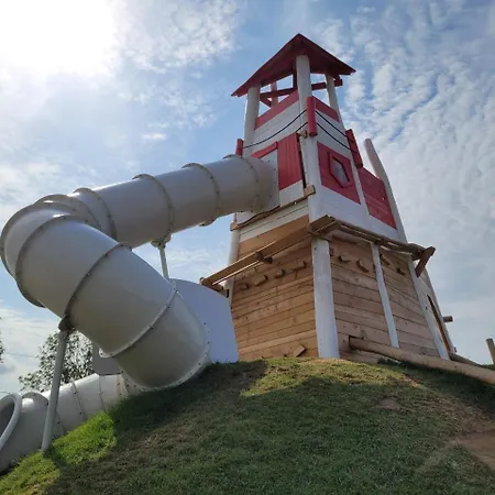 Reetdachhaeuser Am Bakenberg