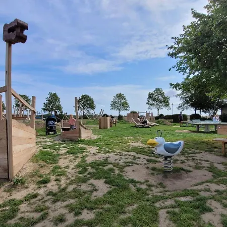 Reetdachhaeuser Am Bakenberg *