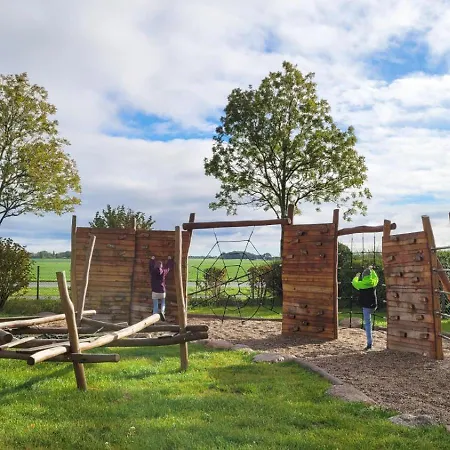 Reetdachhaeuser Am Bakenberg