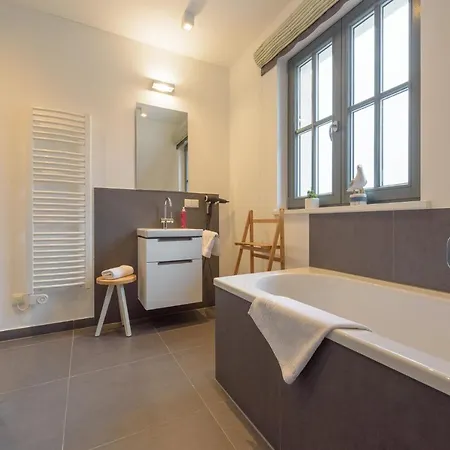 Reetdachhaeuser Am Bakenberg