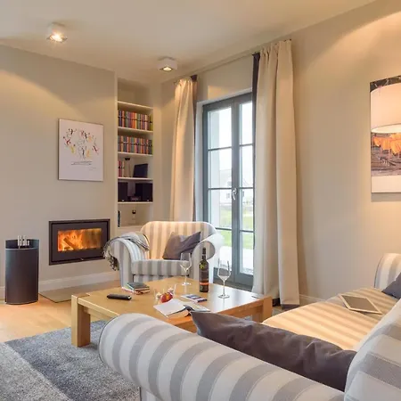 Reetdachhaeuser Am Bakenberg *