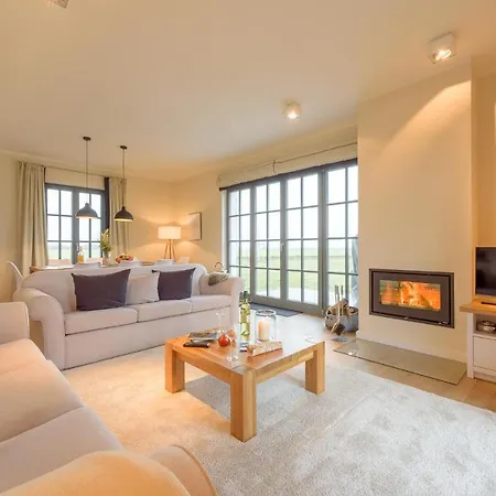 Reetdachhaeuser Am Bakenberg