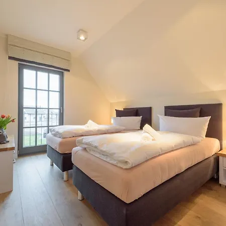 Reetdachhaeuser Am Bakenberg