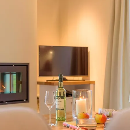 Reetdachhaeuser Am Bakenberg *