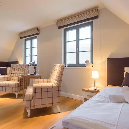 Reetdachhaeuser Am Bakenberg Dranske