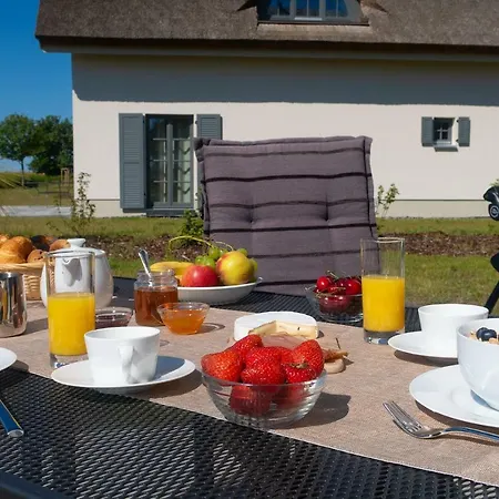 Feriehus Reetdachhaeuser Im Am Bakenberg Dranske