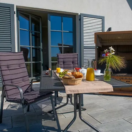 Reetdachhaeuser Am Bakenberg