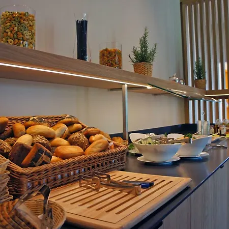 Reetdachhaeuser Am Bakenberg